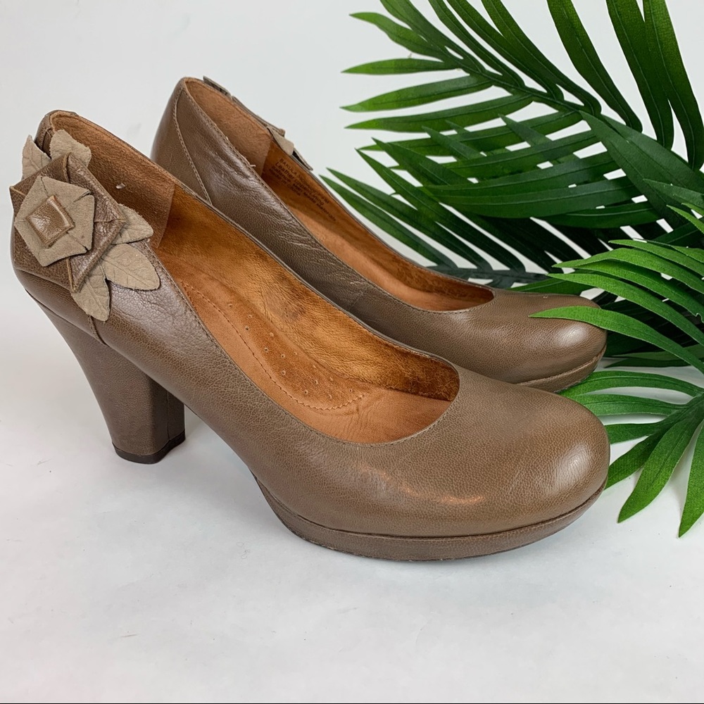 ANTHROPOLOGIE Naya Bakula Heel Leather Flower 7.5